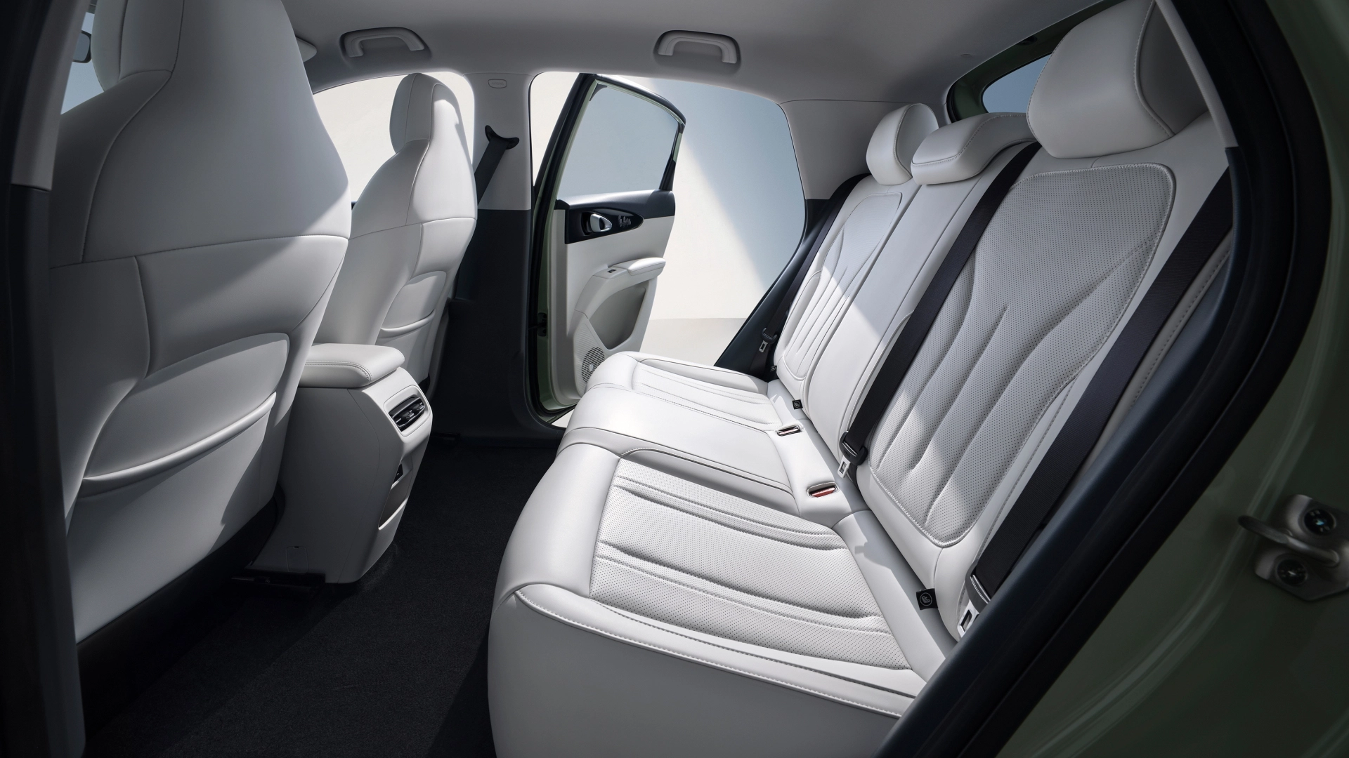 REAR SEAT SPACE